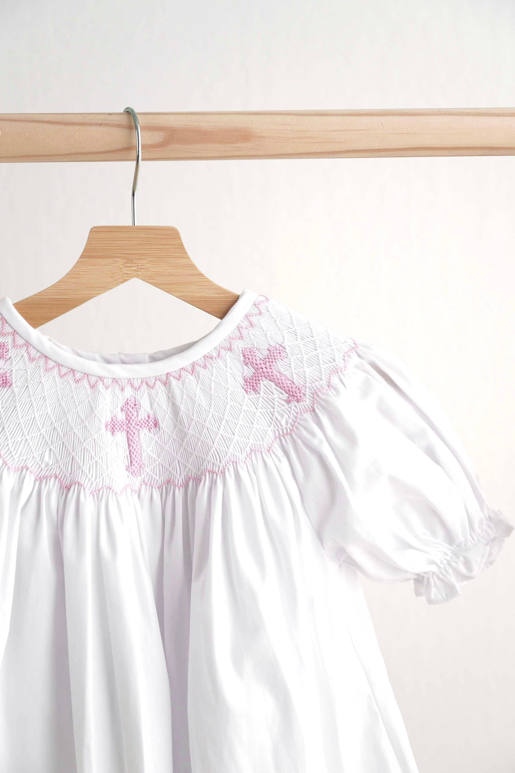 Robe fille smockée main croix de Pâques rose