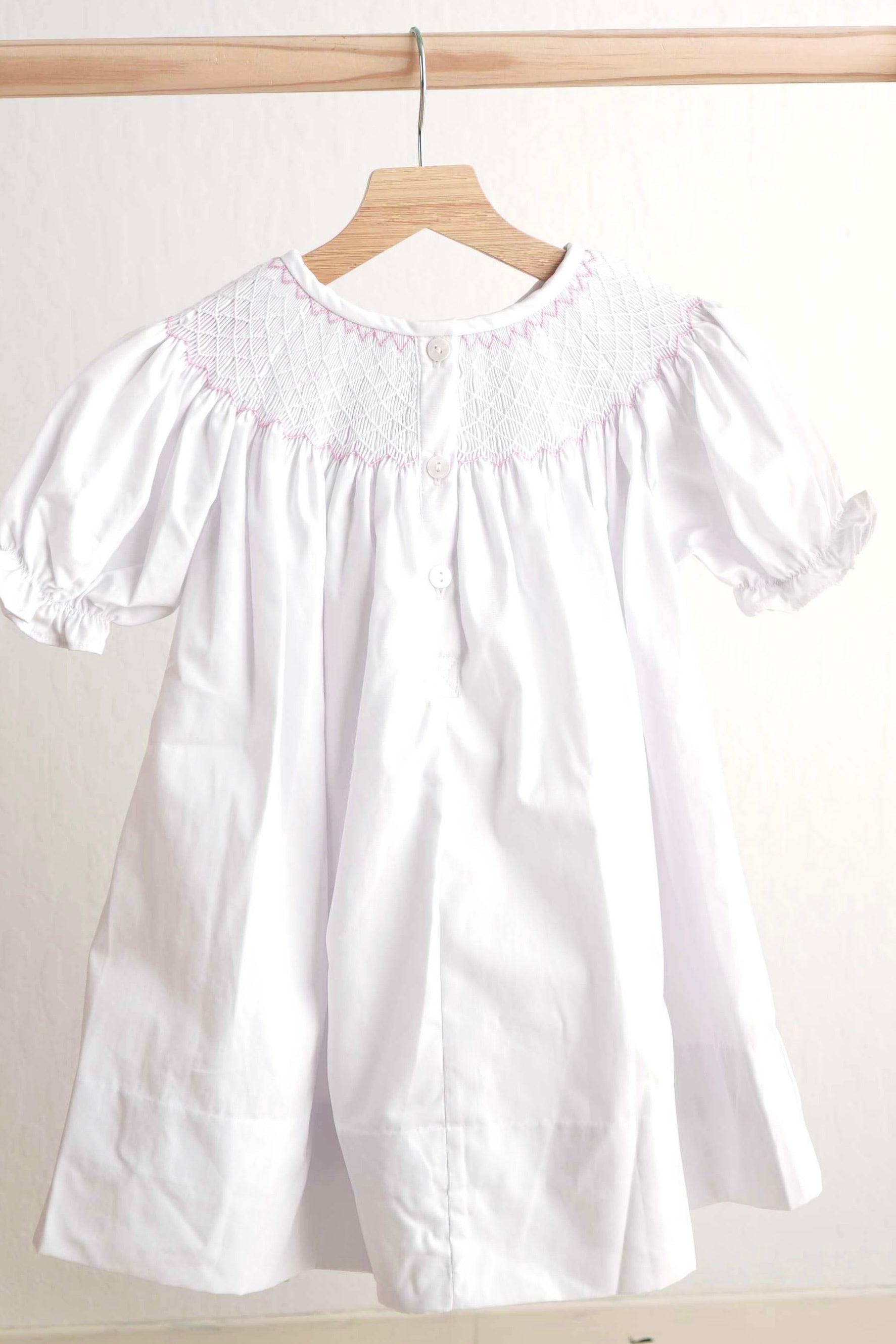 Robe fille smockée main croix de Pâques rose