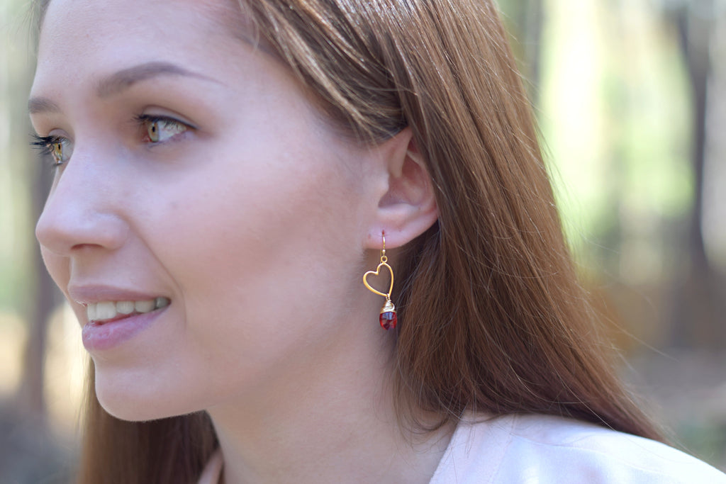 Boucles d'oreilles pendantes Sweetheart Grenat - Cœur rouge et or Délicates boucles d'oreilles en or 14 carats rempli