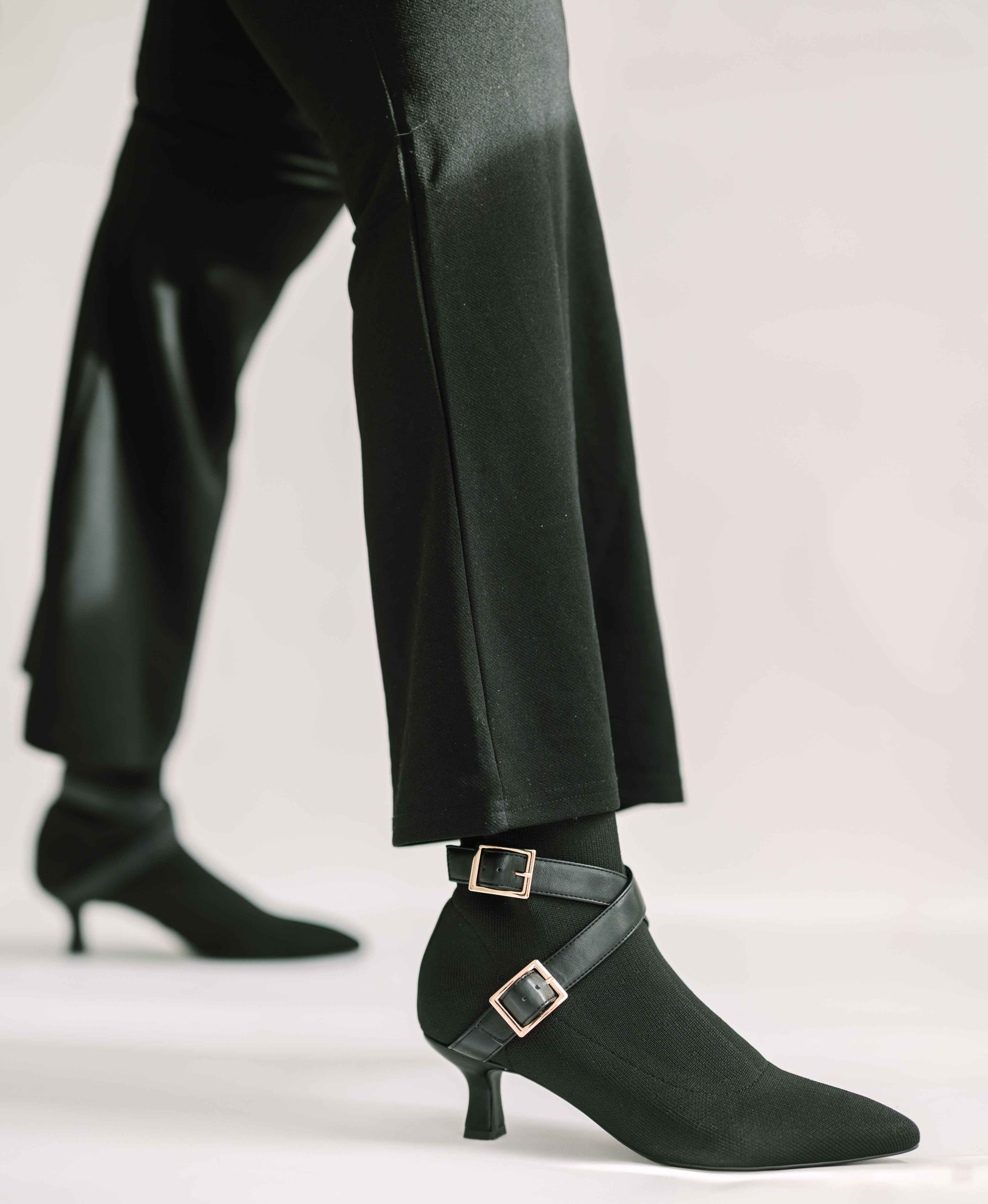 Alma Booties Black