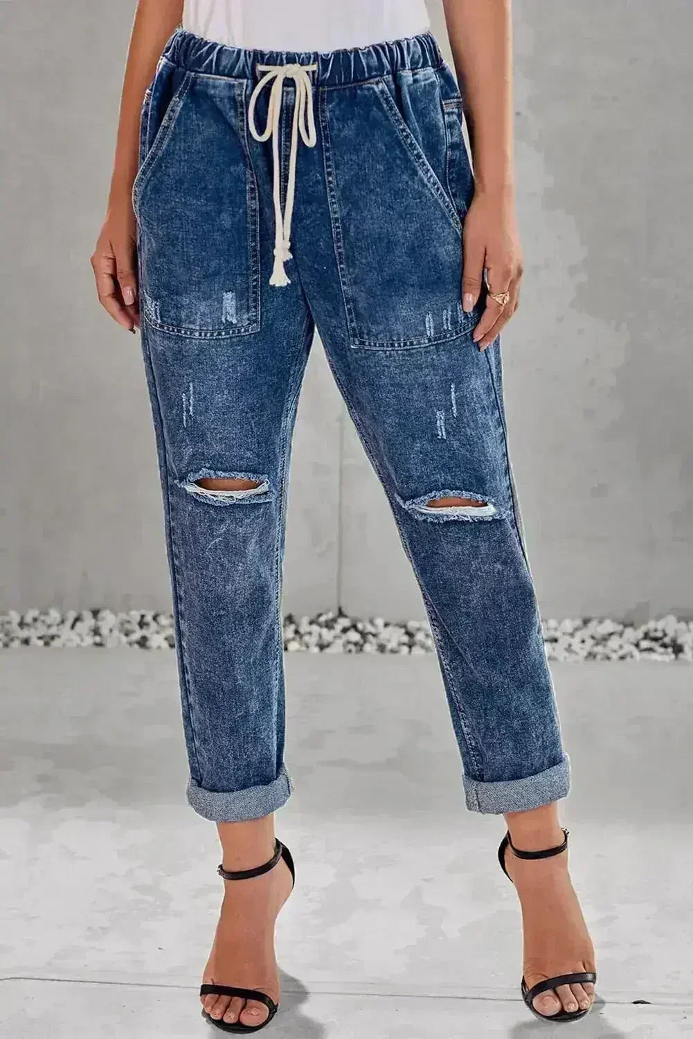 Jogger en jean bleu foncé délavé avec poches et trous usés