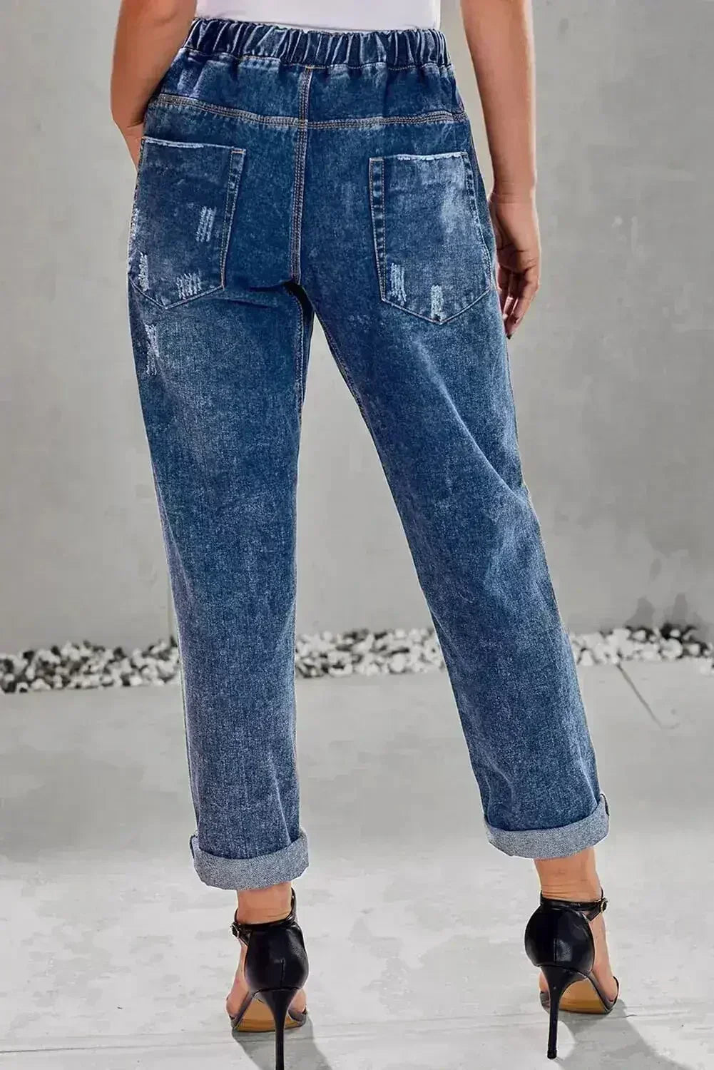 Jogger en jean bleu foncé délavé avec poches et trous usés
