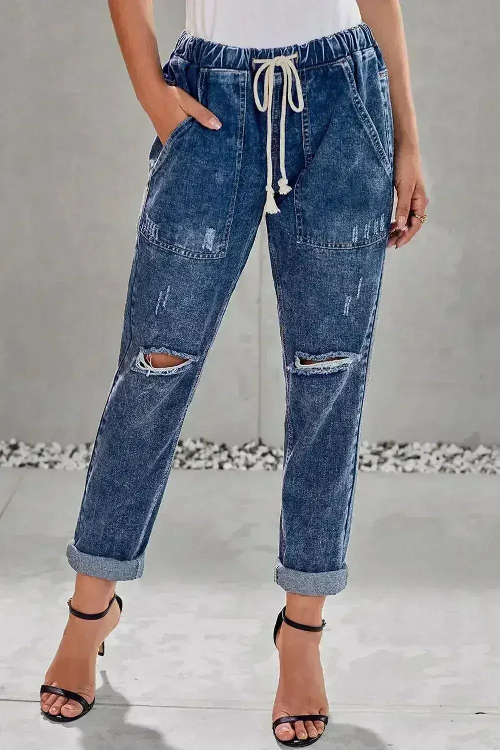 Jogger en jean bleu foncé délavé avec poches et trous usés