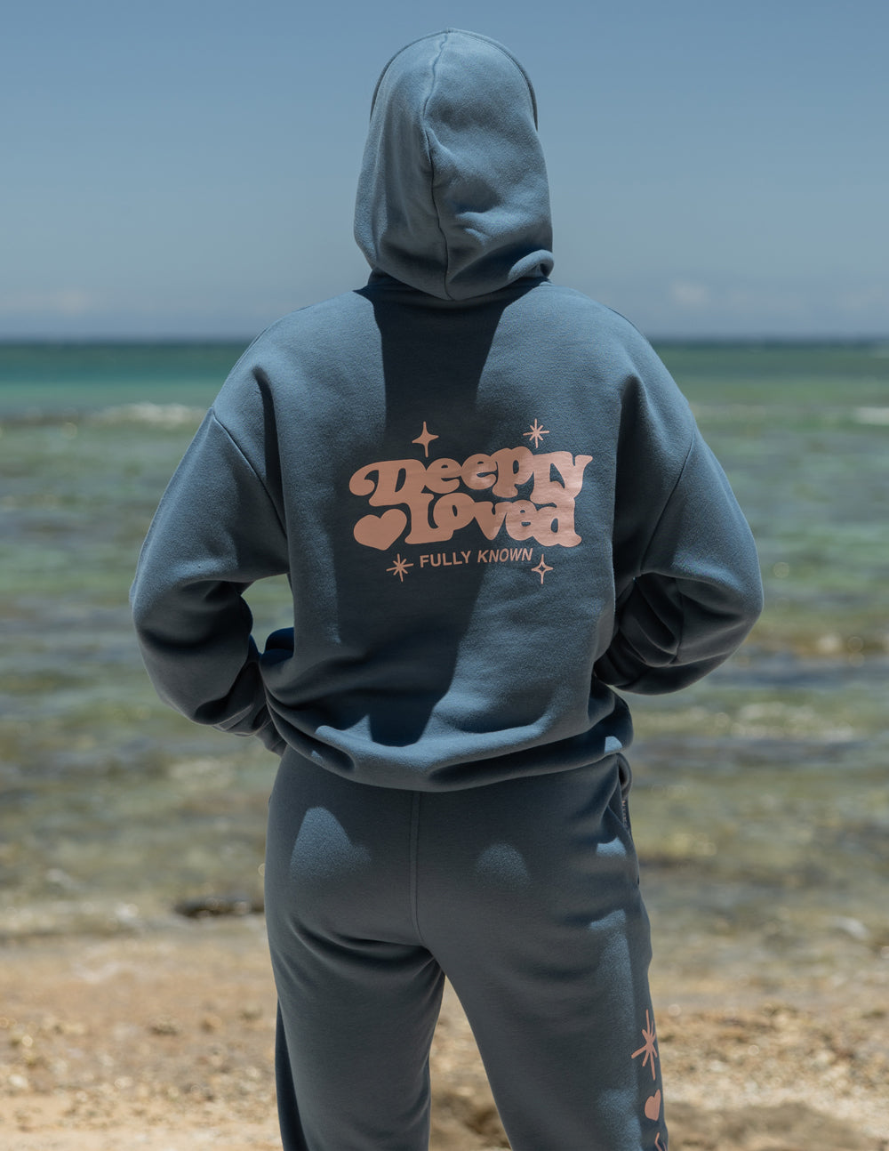 Sweat à capuche unisexe « Profondément aimé »