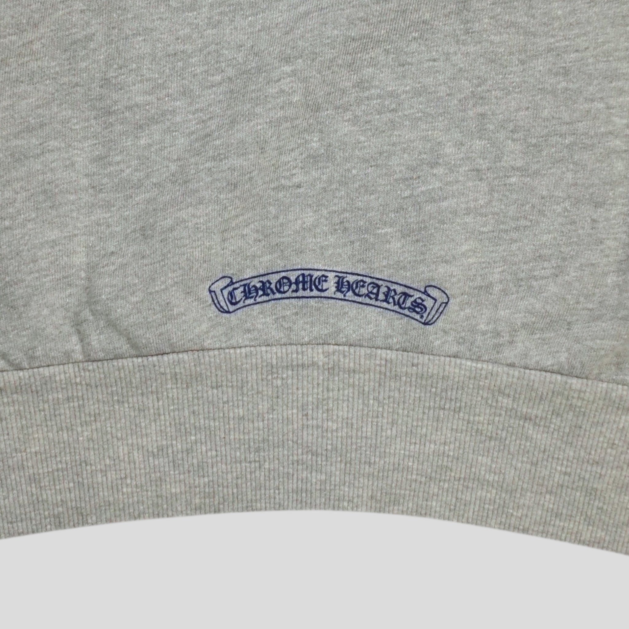 Sweat ras du cou Chrome Hearts Triple Cross CH floqué pour femme, gris