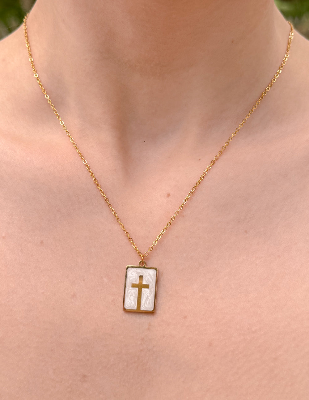 Collier croix en émail