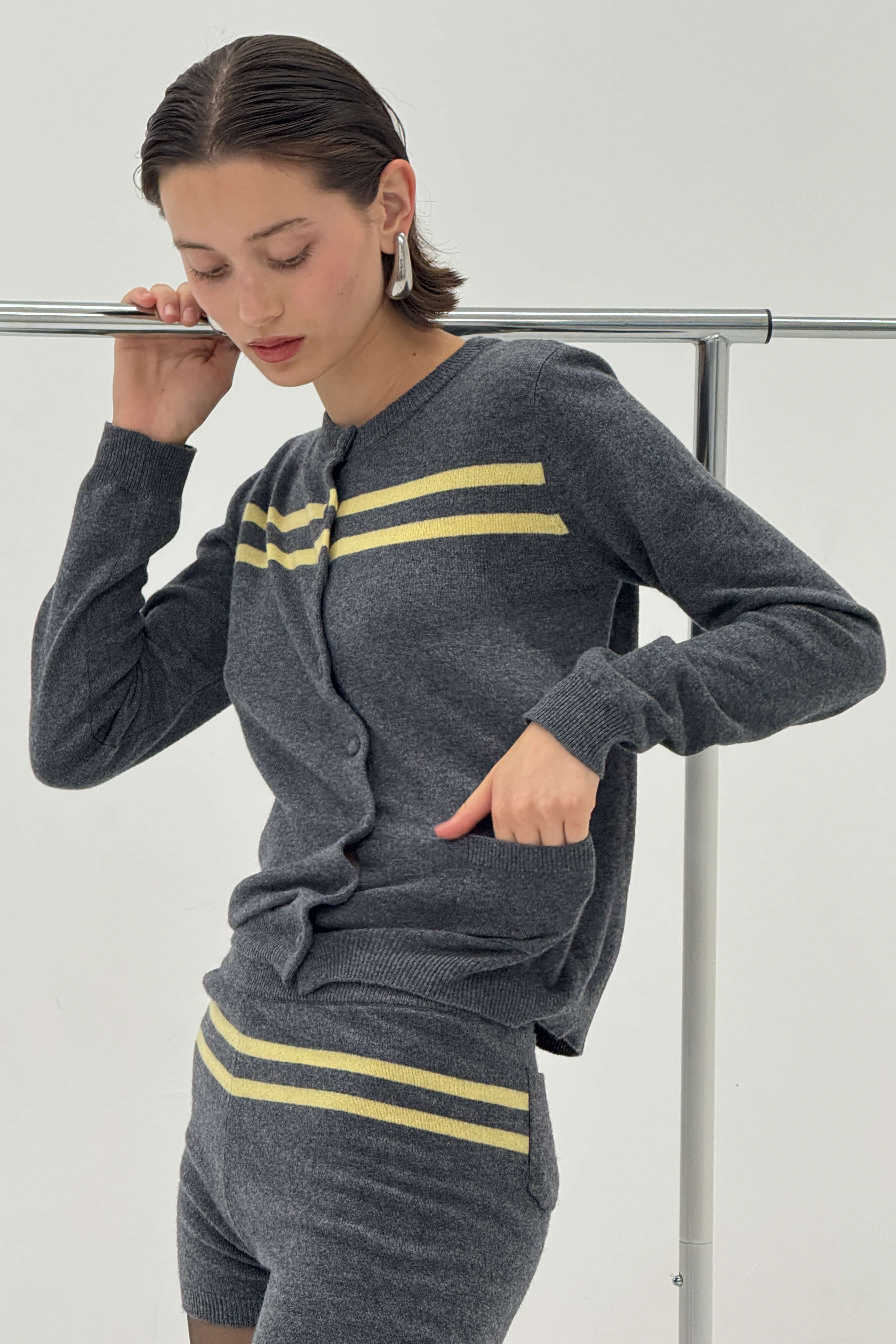 Cardigan en laine de cachemire rayé anthracite/beurre