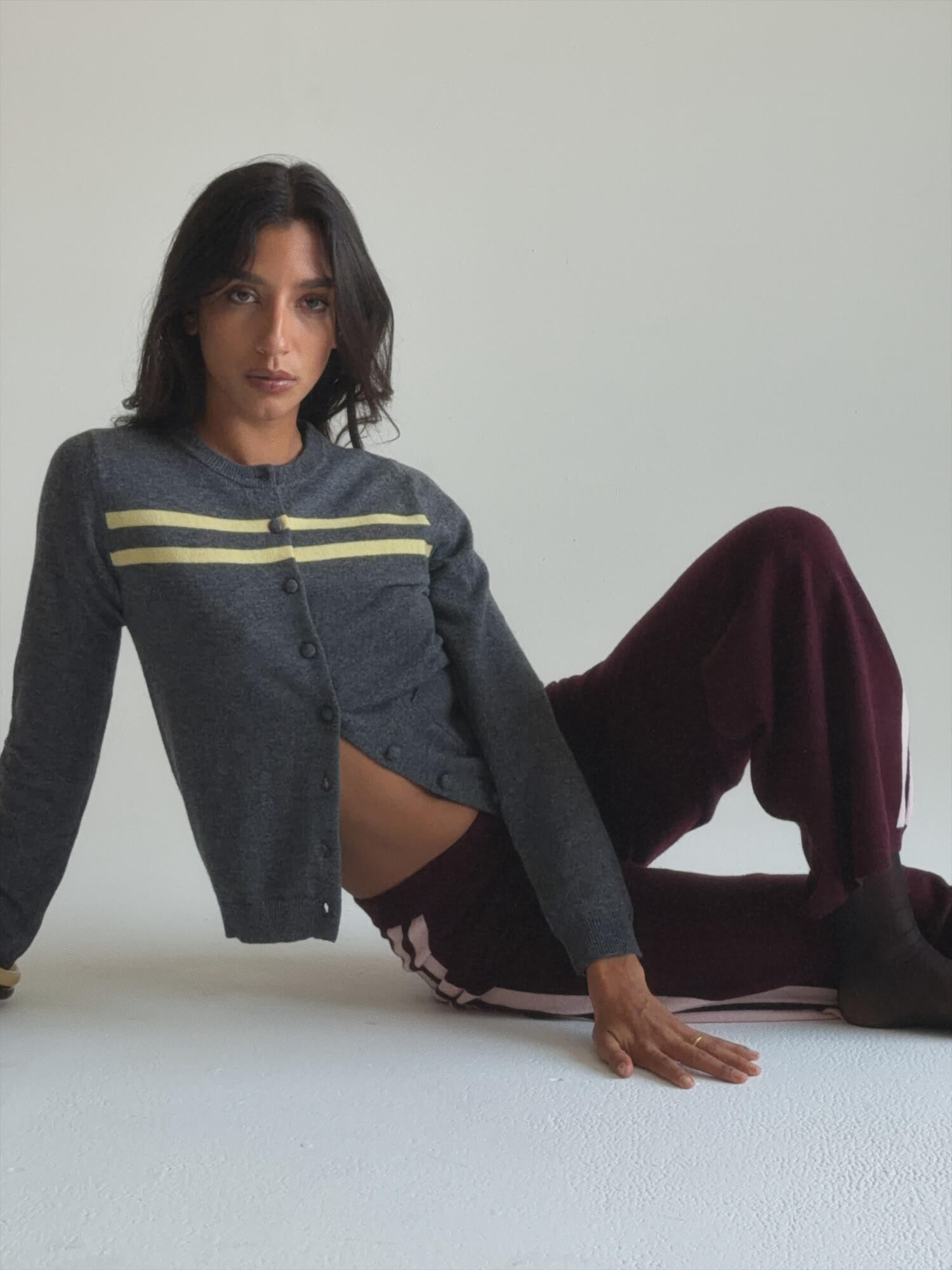 Cardigan en laine de cachemire rayé anthracite/beurre
