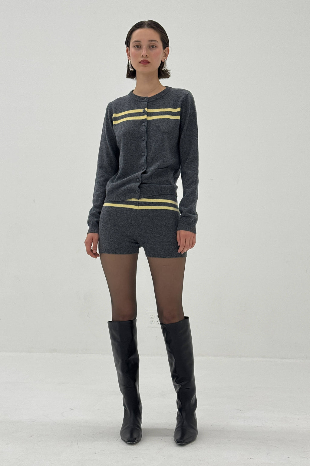 Cardigan en laine de cachemire rayé anthracite/beurre