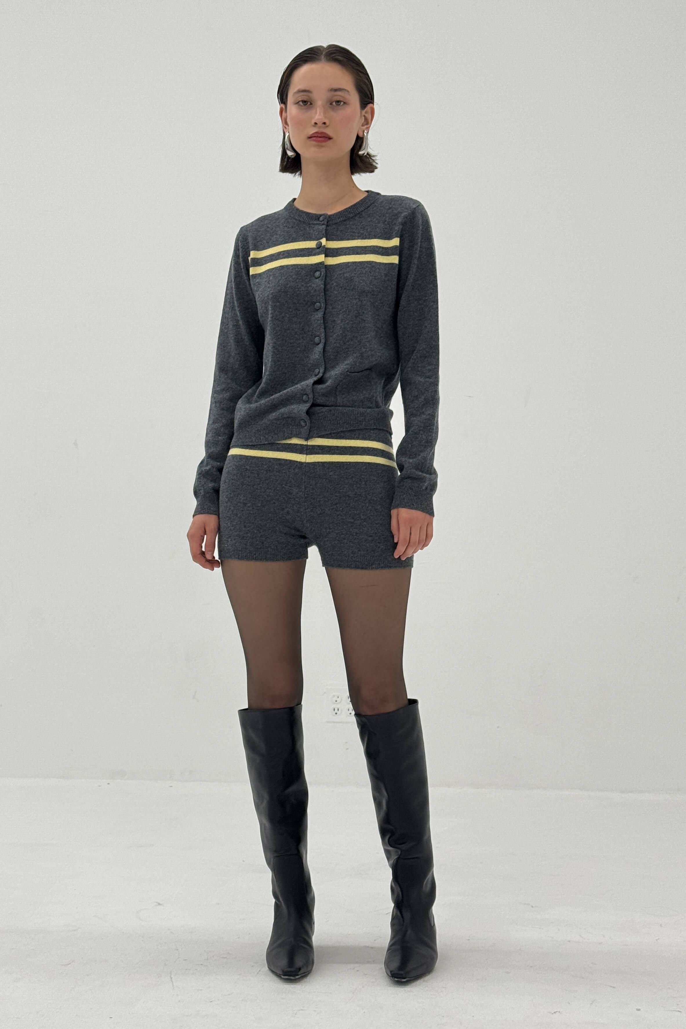 Cardigan en laine de cachemire rayé anthracite/beurre