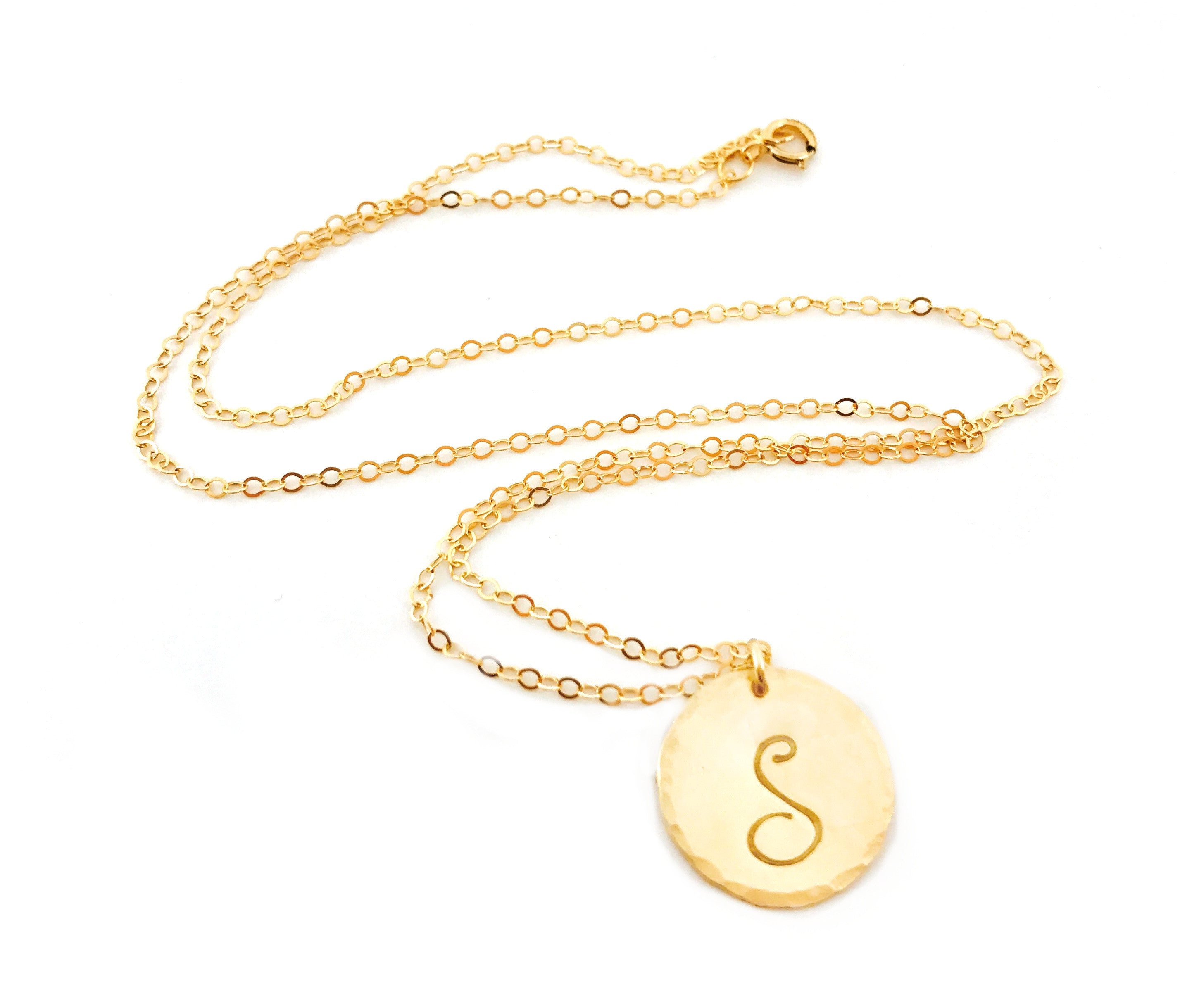 Collier disque martelé plaqué or avec initiale personnalisée