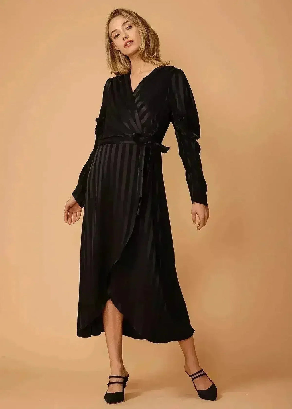Robe à épaules bouffantes rayée noire pour femme