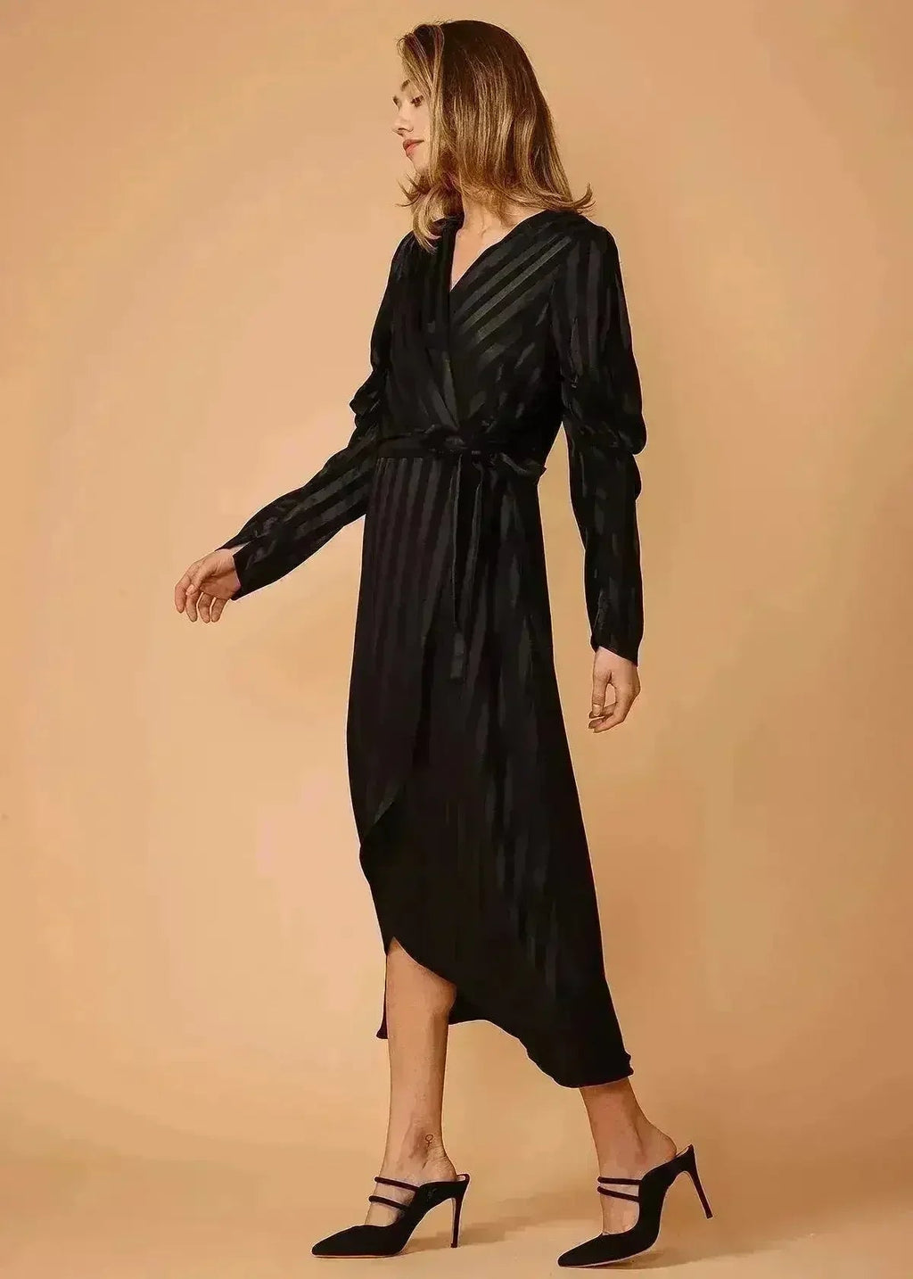 Robe à épaules bouffantes rayée noire pour femme