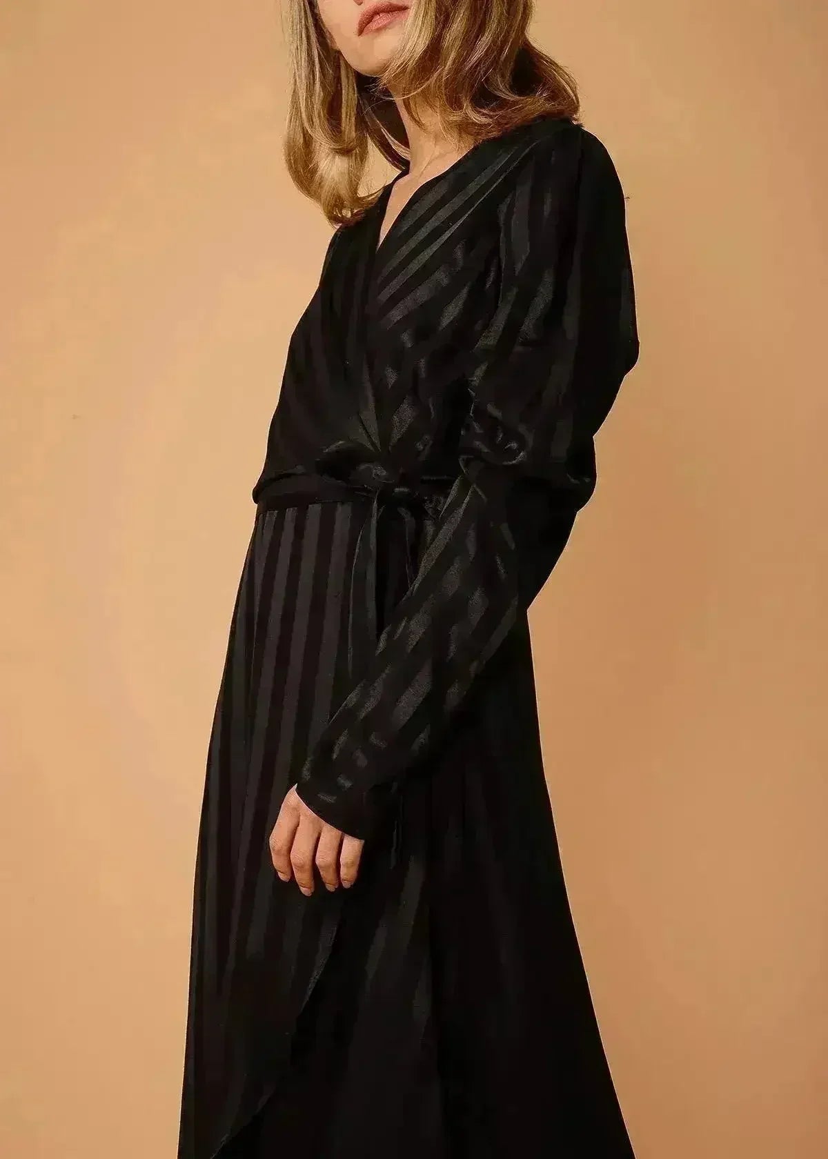 Robe à épaules bouffantes rayée noire pour femme