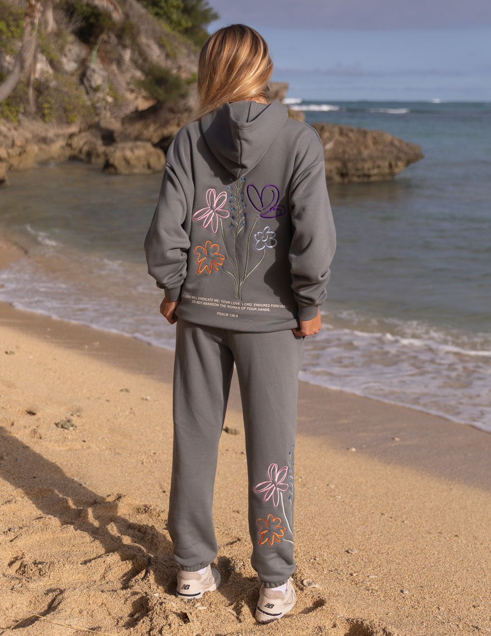 Sweat à capuche unisexe "Dieu travaille toujours"