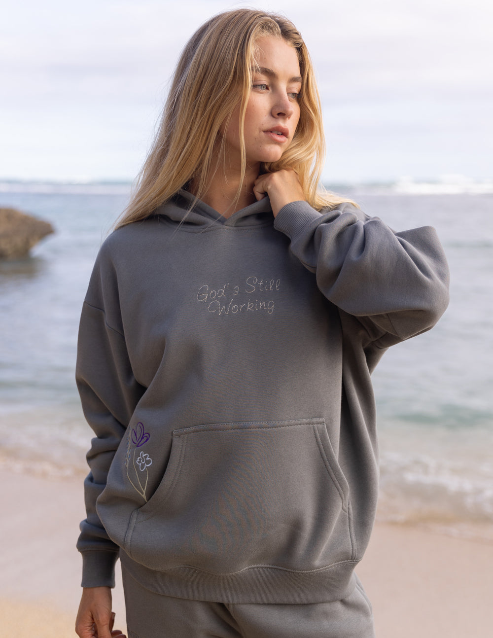 Sweat à capuche unisexe "Dieu travaille toujours"