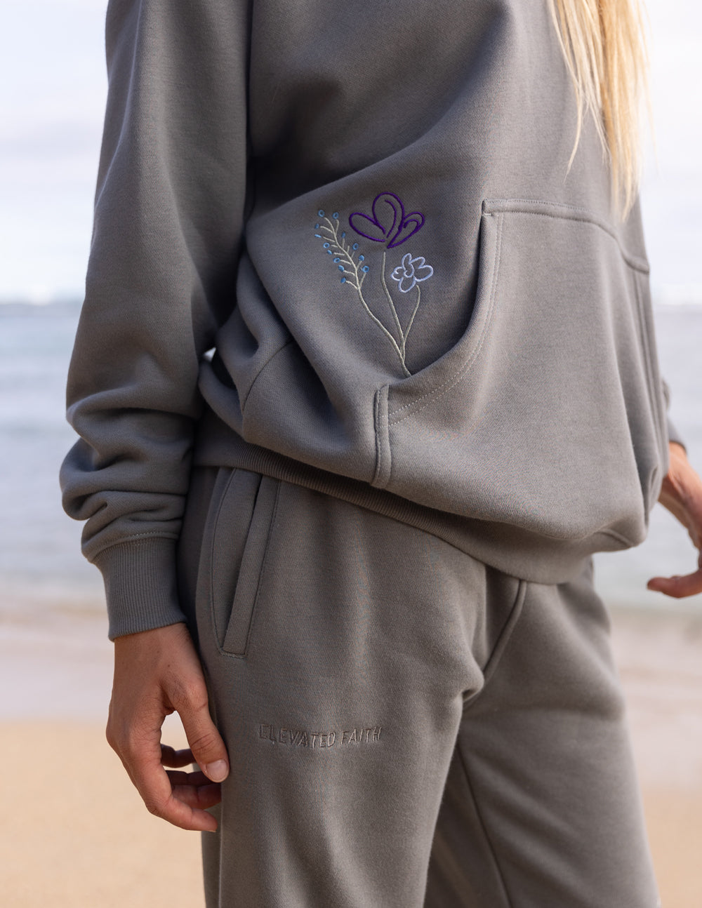 Sweat à capuche unisexe "Dieu travaille toujours"