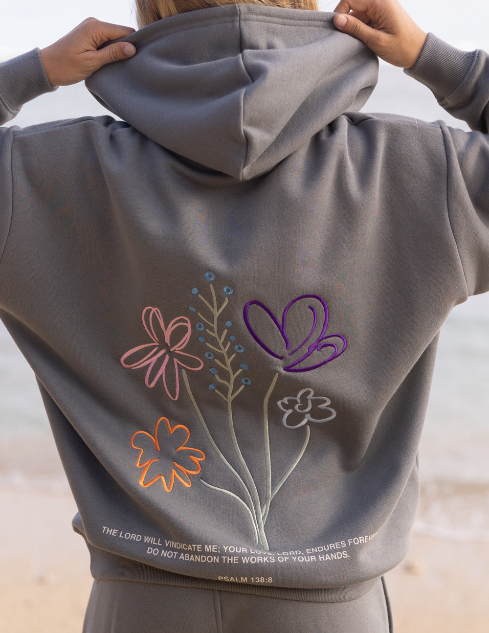 Sweat à capuche unisexe "Dieu travaille toujours"