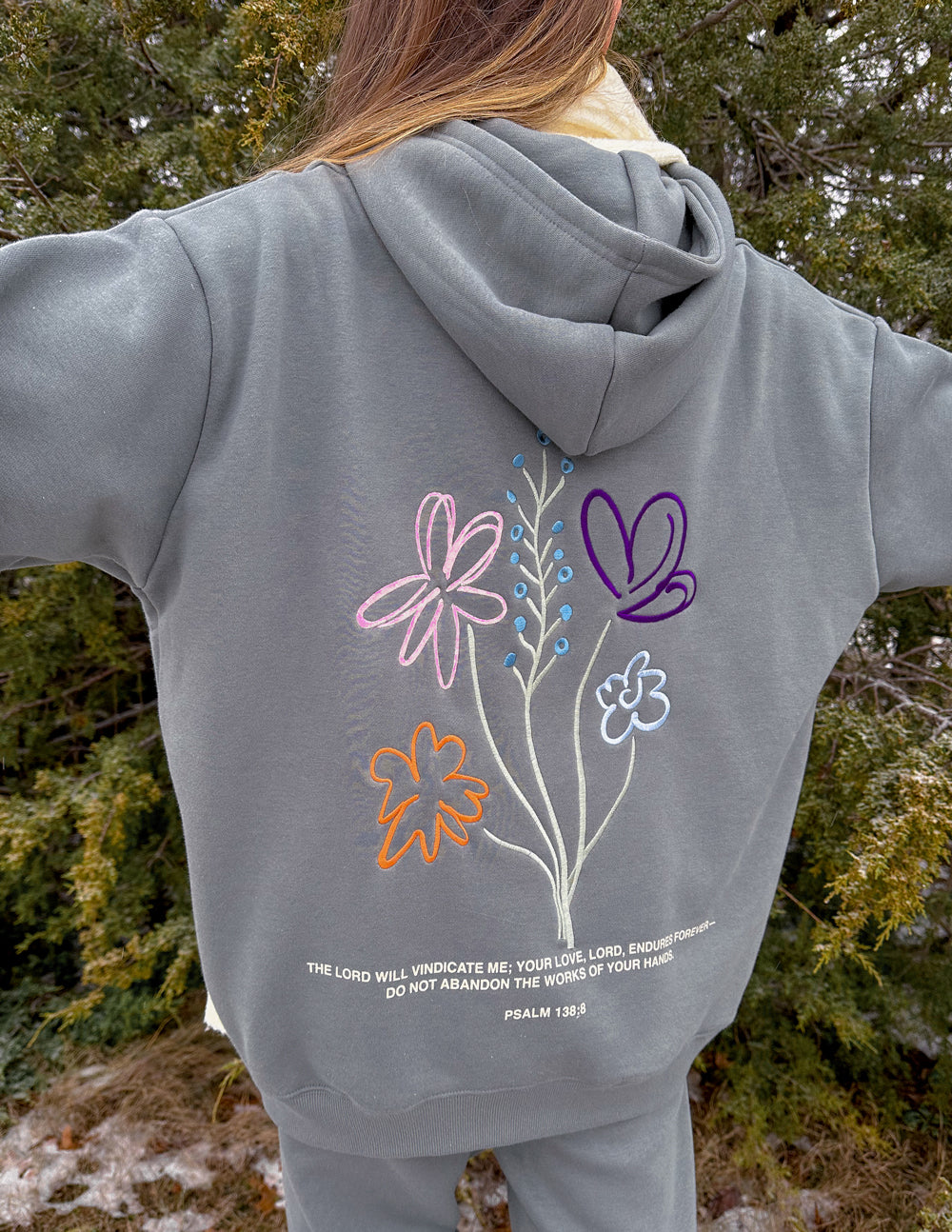 Sweat à capuche unisexe "Dieu travaille toujours"