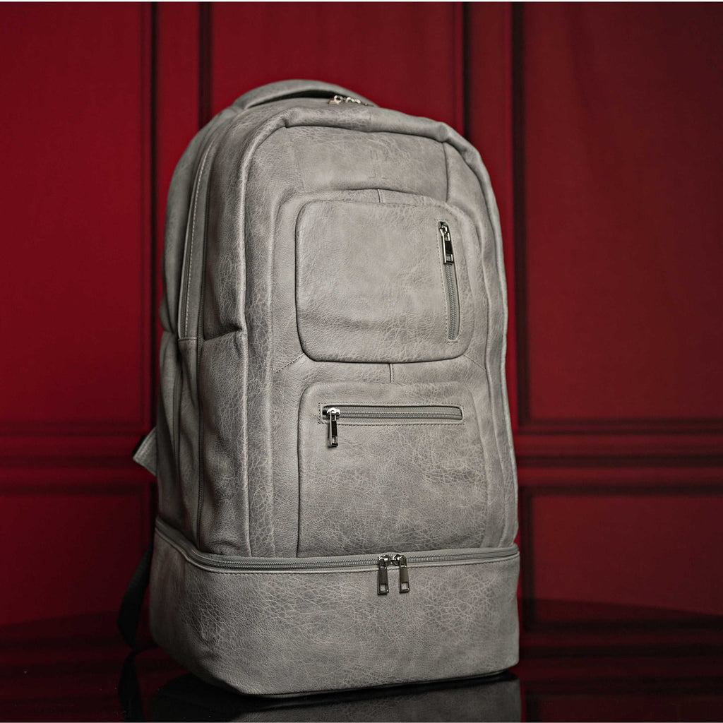 Ensemble de sacs signature en cuir grainé gris (sac à dos signature et sac de sport)