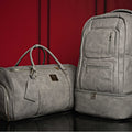 Ensemble de sacs signature en cuir grainé gris (sac à dos signature et sac de sport)