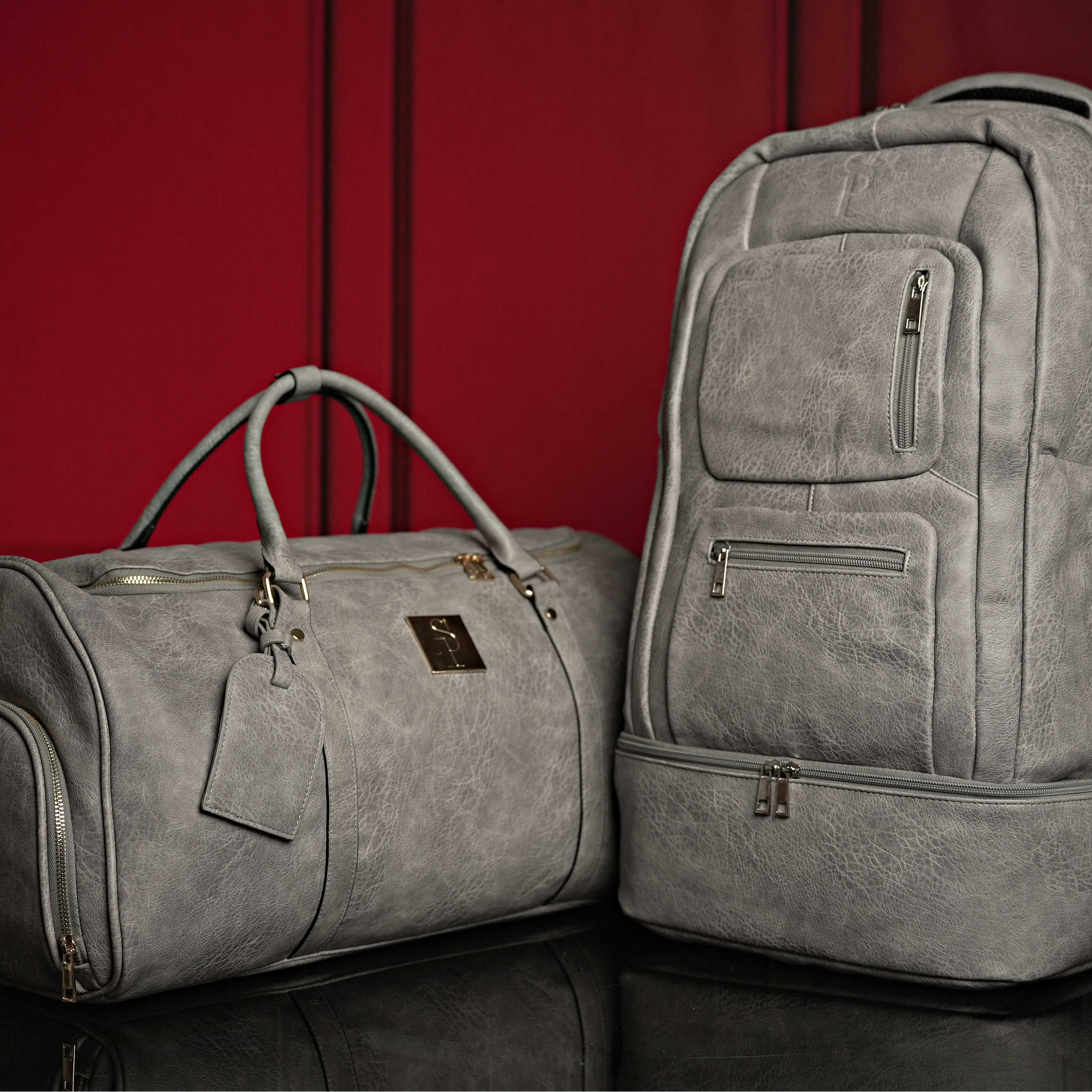Ensemble de sacs signature en cuir grainé gris (sac à dos signature et sac de sport)