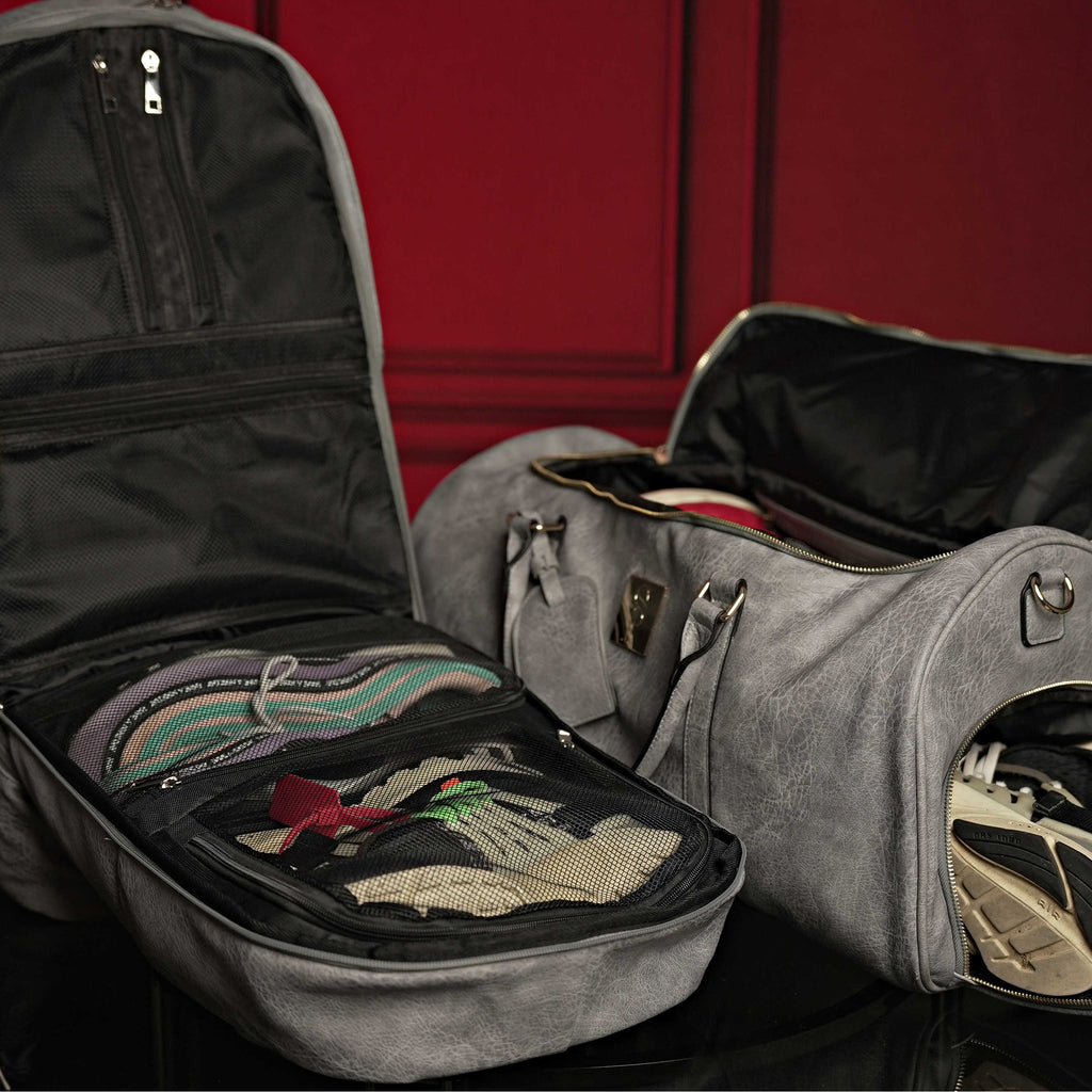 Ensemble de sacs signature en cuir grainé gris (sac à dos signature et sac de sport)