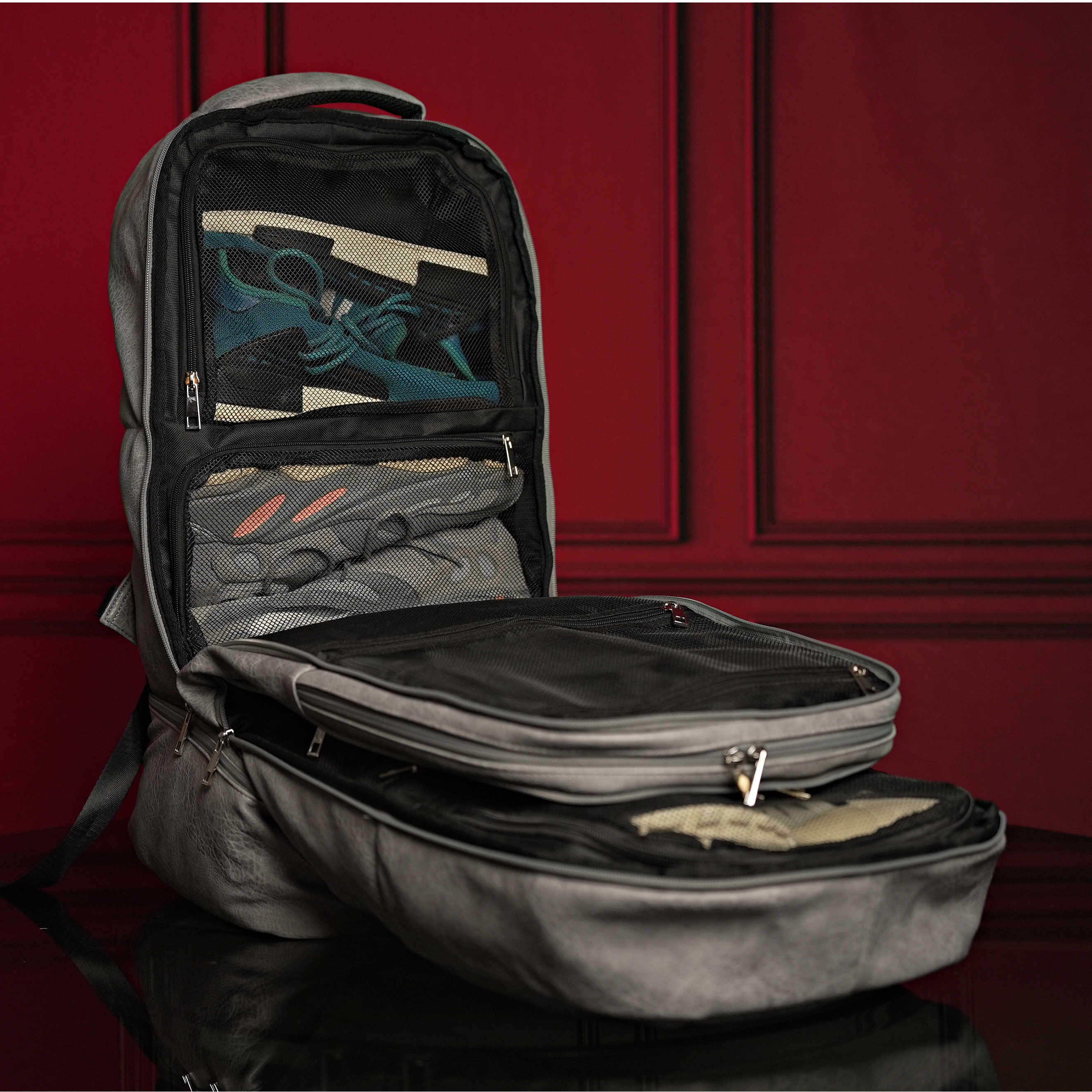Ensemble de sacs signature en cuir grainé gris (sac à dos signature et sac de sport)