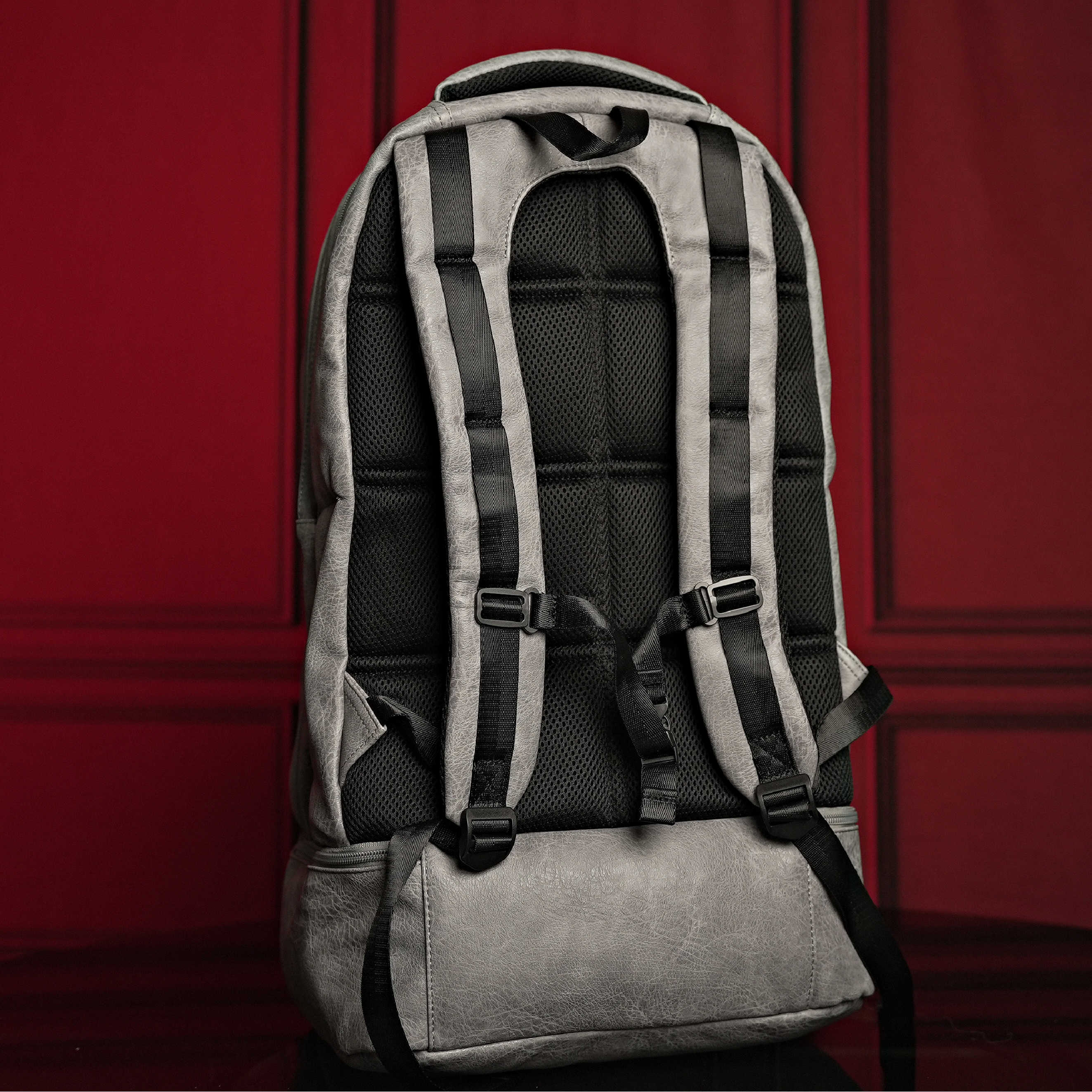Sac à dos de cabine breveté en cuir gris (seulement 300 exemplaires)