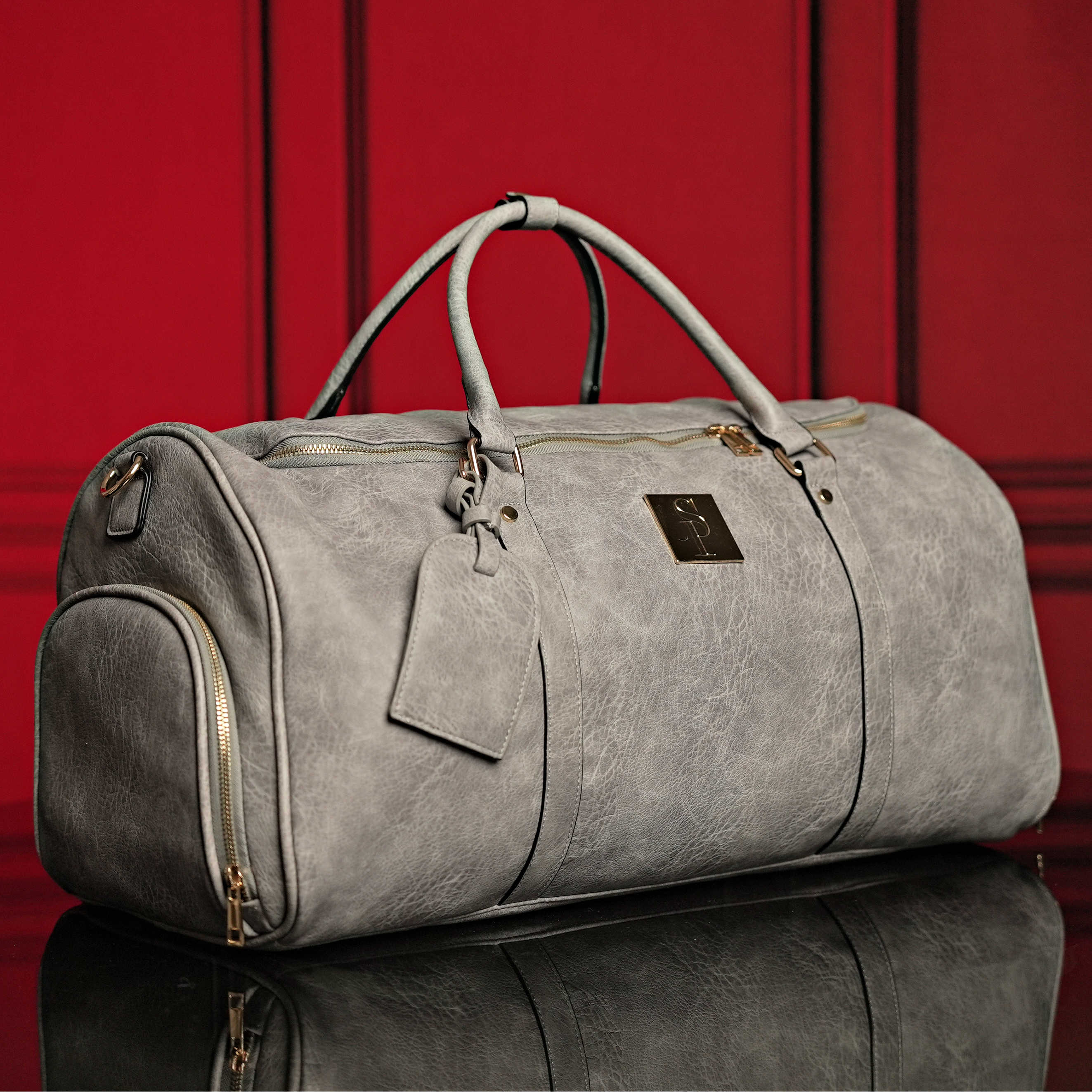 Ensemble de sacs signature en cuir grainé gris (sac à dos signature et sac de sport)