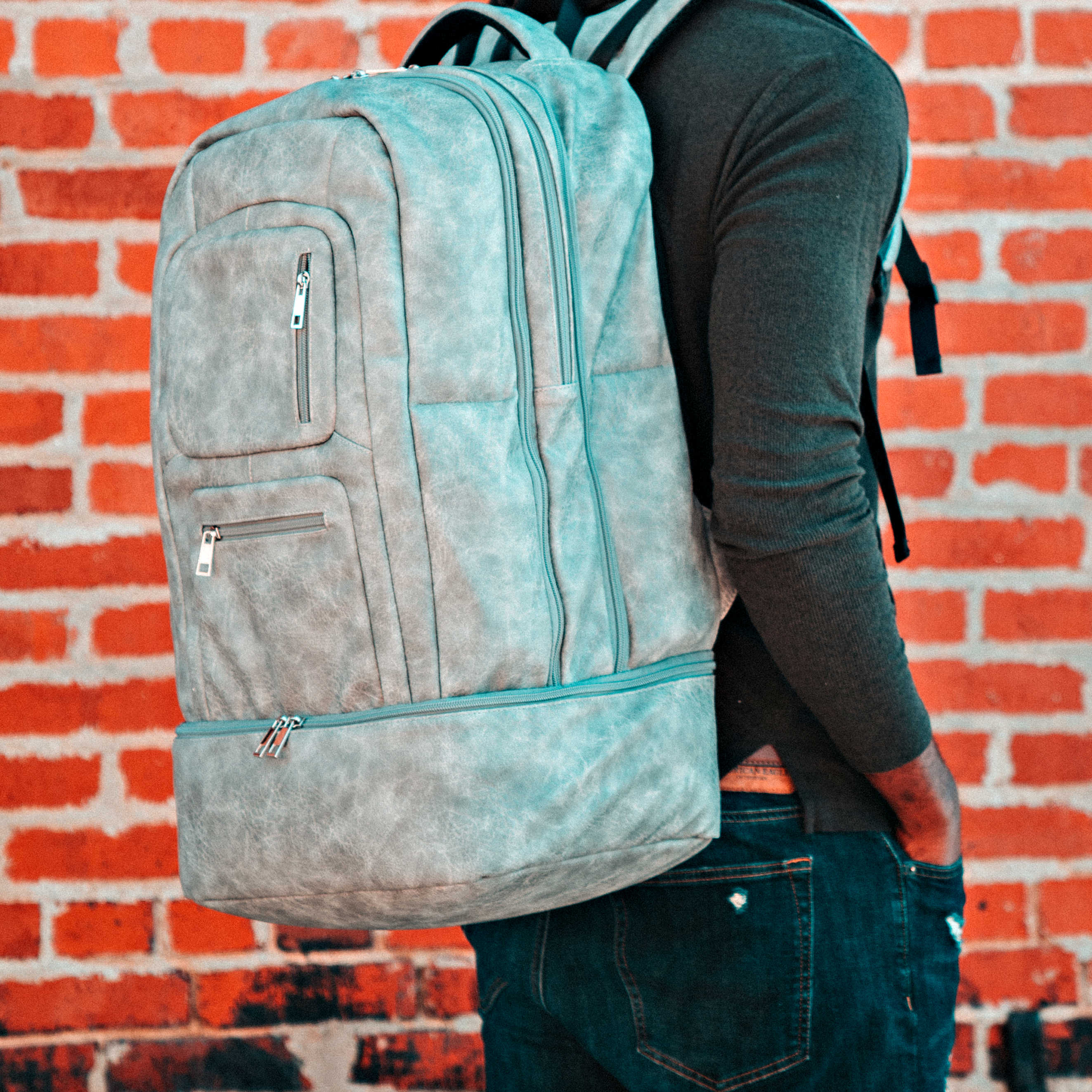 Sac à dos de cabine breveté en cuir gris (seulement 300 exemplaires)