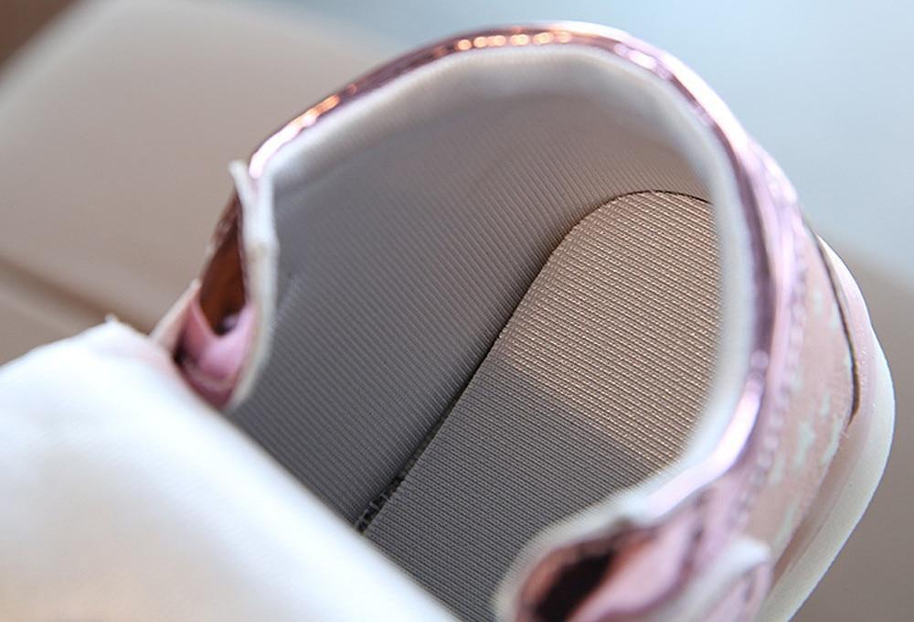 Nouvelle Tendance Moderne Style de Mode Chaussures de Sport Bébé Fille Baskets Étoile Lumineuse Enfant Décontracté Coloré Lumineux LED Chaussures Baskets