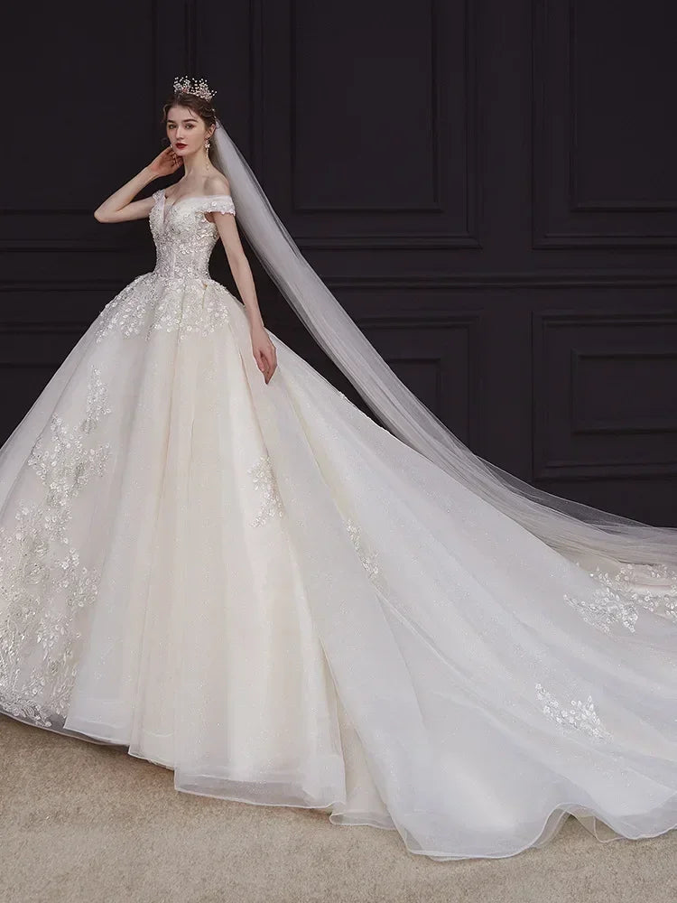 Robe de mariée de luxe à épaules dénudées - Robe de bal en dentelle faite à la main | Femstylo
