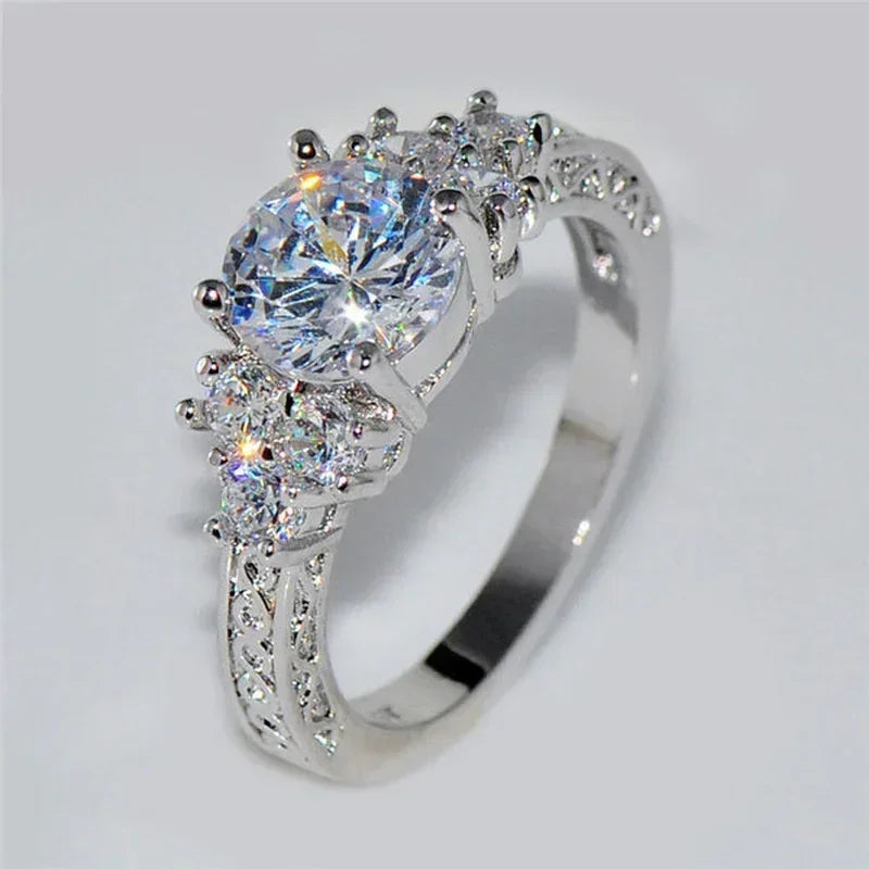 Exquises Bagues de Fiançailles pour Femmes Couleur Argent Zircon Blanc Bijoux de Mariage Anniversaire