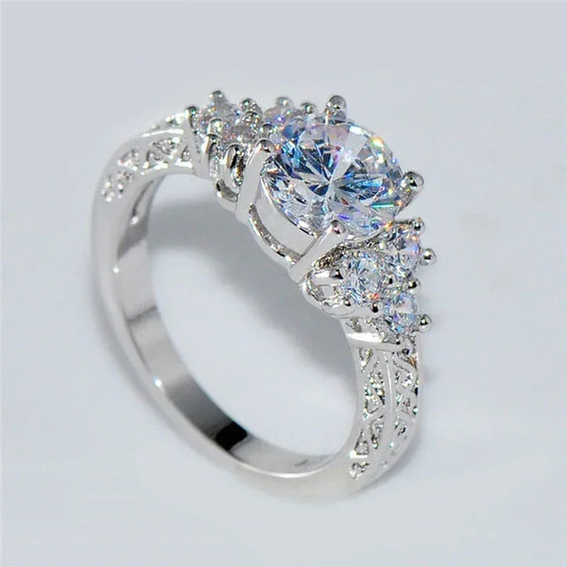 Exquises Bagues de Fiançailles pour Femmes Couleur Argent Zircon Blanc Bijoux de Mariage Anniversaire