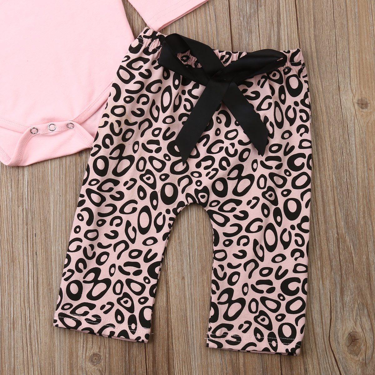 Ensemble 3 pièces pour bébé fille : barboteuse tricotée en coton à manches volantes, pantalon long imprimé léopard et bandeau.