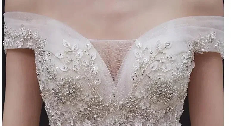 Robe de mariée de luxe à épaules dénudées - Robe de bal en dentelle faite à la main | Femstylo
