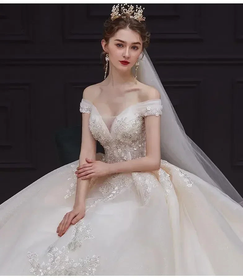 Robe de mariée de luxe à épaules dénudées - Robe de bal en dentelle faite à la main | Femstylo
