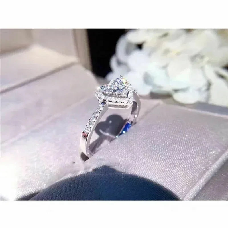 Bague Cœur Luxe Huitan pour Femme, Zircons Cubiques Scintillants Incrustés, Accessoires de Mariage Élégants, Bijoux Tendance à Porter au Quotidien