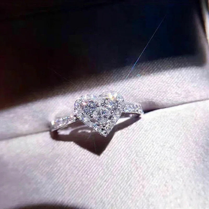 Bague Cœur Luxe Huitan pour Femme, Zircons Cubiques Scintillants Incrustés, Accessoires de Mariage Élégants, Bijoux Tendance à Porter au Quotidien