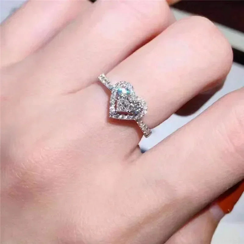 Bague Cœur Luxe Huitan pour Femme, Zircons Cubiques Scintillants Incrustés, Accessoires de Mariage Élégants, Bijoux Tendance à Porter au Quotidien