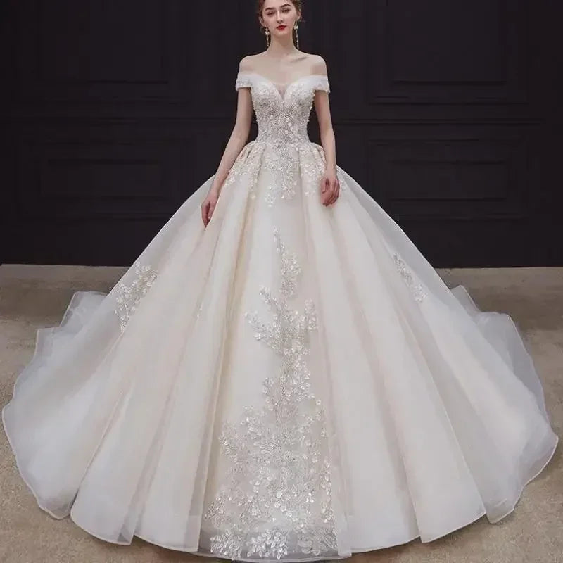 Robe de mariée de luxe à épaules dénudées - Robe de bal en dentelle faite à la main | Femstylo