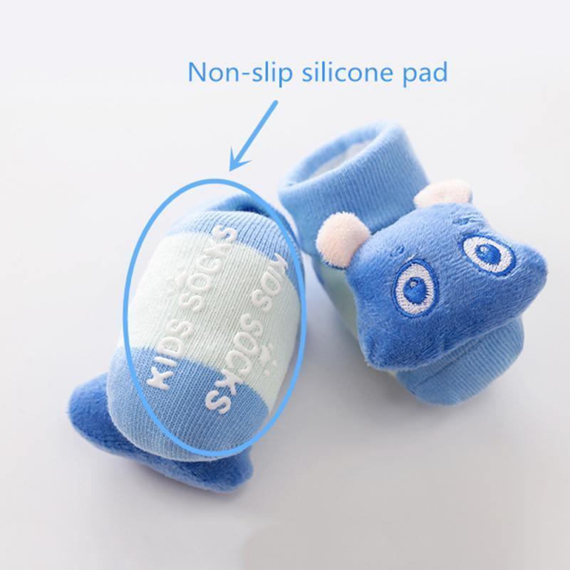 Chaussettes antidérapantes en coton pour bébés et tout-petits avec poupée clochette pour filles et garçons, chaussures douces pour enfants