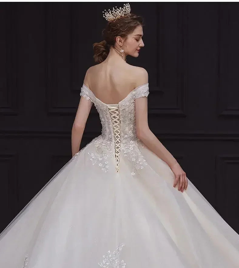 Robe de mariée de luxe à épaules dénudées - Robe de bal en dentelle faite à la main | Femstylo