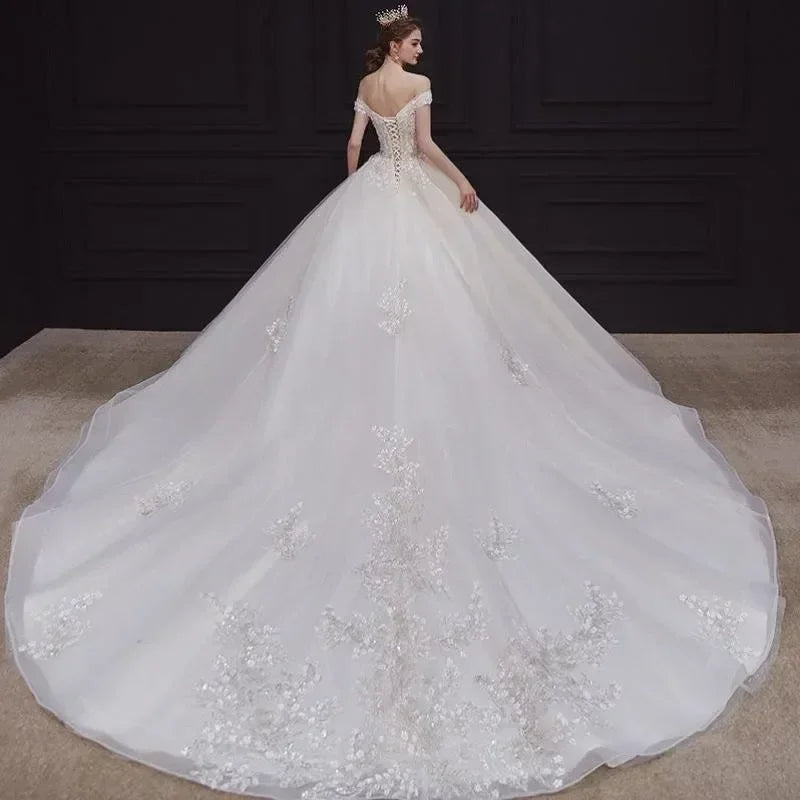 Robe de mariée de luxe à épaules dénudées - Robe de bal en dentelle faite à la main | Femstylo