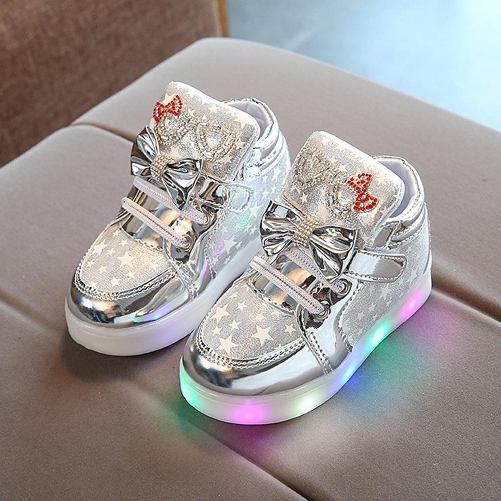 Nouvelle Tendance Moderne Style de Mode Chaussures de Sport Bébé Fille Baskets Étoile Lumineuse Enfant Décontracté Coloré Lumineux LED Chaussures Baskets