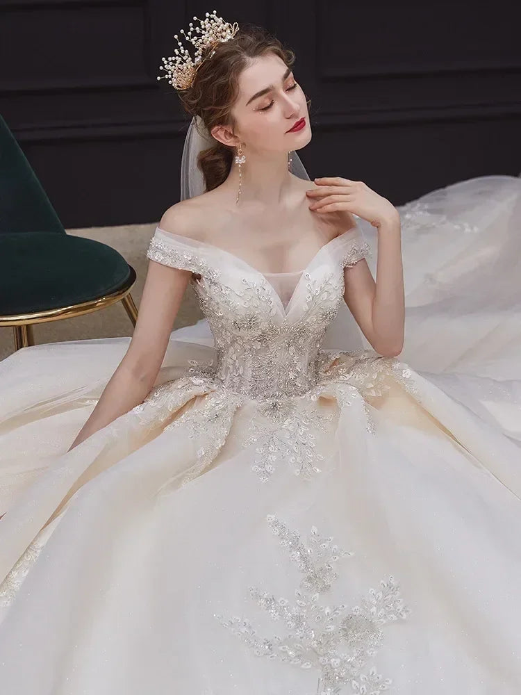 Robe de mariée de luxe à épaules dénudées - Robe de bal en dentelle faite à la main | Femstylo