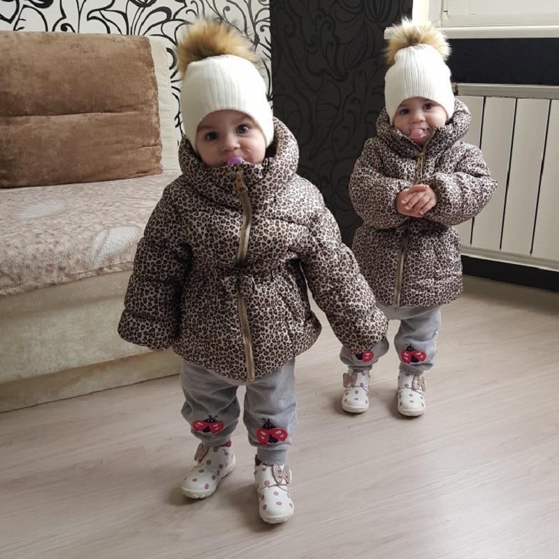 Tendance Nouvel Hiver Enfants Garçon Fille Bonnet en Crochet avec Pompom Artificiel Tricoté Enfants en Bas Âge Bonnets avec Pompon Bonnet Bébé pour Filles et Garçons