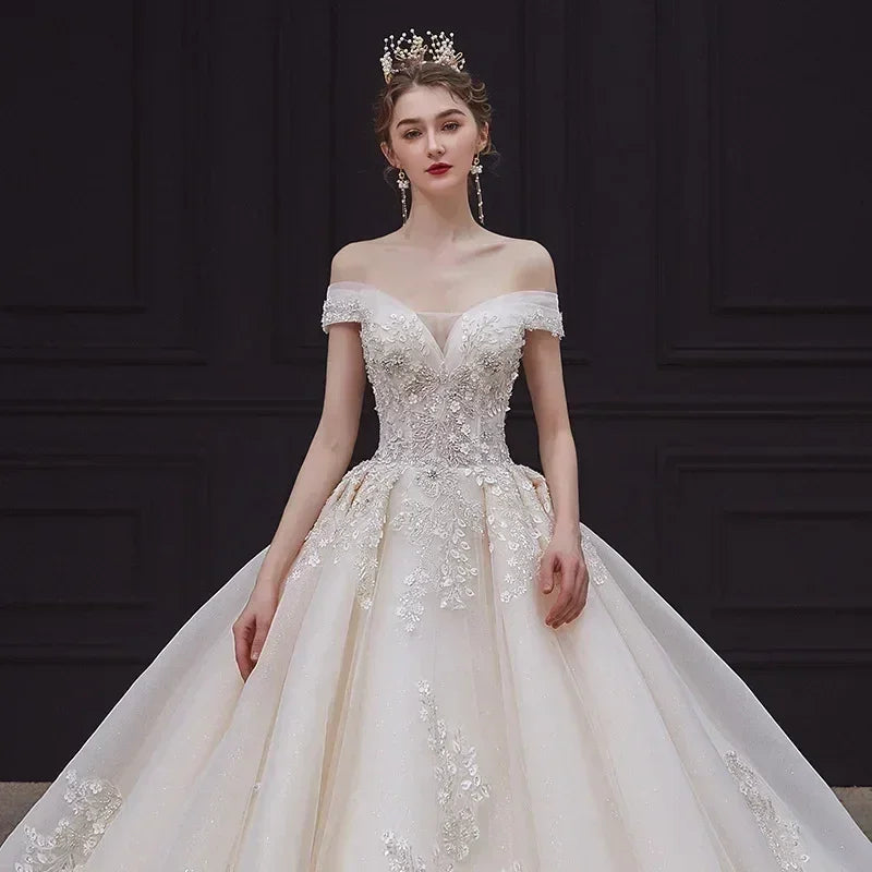 Robe de mariée de luxe à épaules dénudées - Robe de bal en dentelle faite à la main | Femstylo