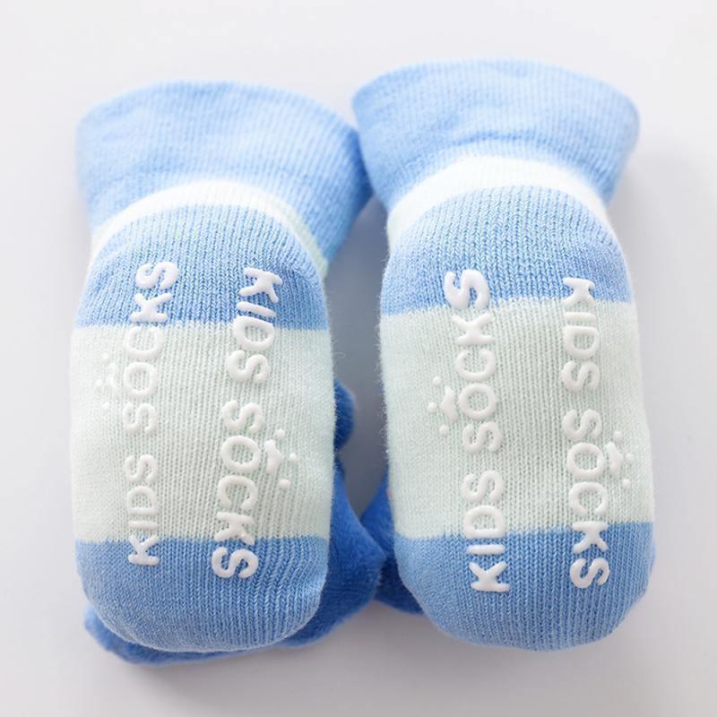Chaussettes antidérapantes en coton pour bébés et tout-petits avec poupée clochette pour filles et garçons, chaussures douces pour enfants